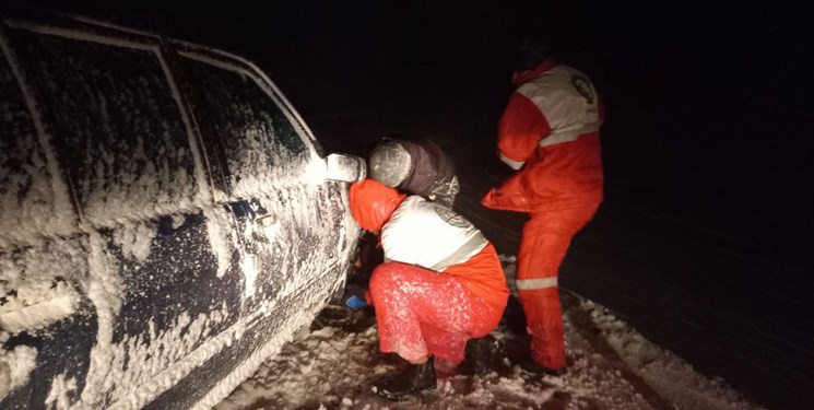 نجات سرنشینان ۴۰ خودرو گرفتار در برف جاده‌های چالدران