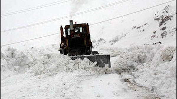 برف‌روبی بهاری در محورهای مرزی آذربایجان‌ غربی ادامه دارد