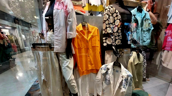 حق انتخاب ندارید؛ به‌جای مانتو، کت و کراپ بپوشید!